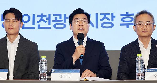 ▲ 더불어민주당 인천시장 후보인 박찬대(연수구갑) 국회의원이 물류 AI 산업과 AI 커넥티드카·사이버보안 분야 공약을 발표하고 있다. /양진수기자 photosmith@incheonilbo.com