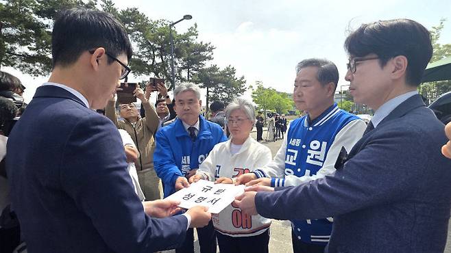 강미애·김인엽·안광식·원성수 세종교육감 예비후보가 29일 교육부 앞에서 공동 기자회견을 마치고, 교육부 관계자에게 규탄 성명서를 전달하고 있다. (사진=이은지 기자)