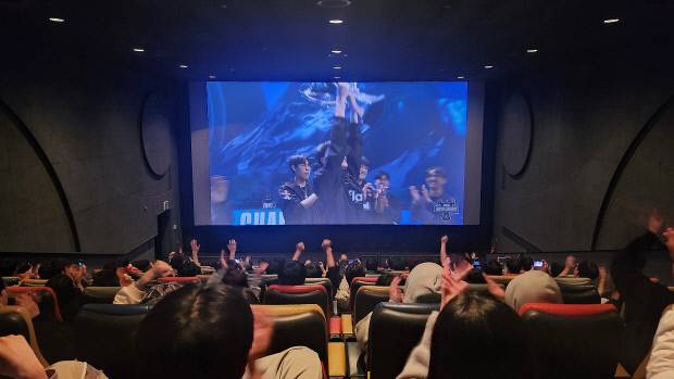 지난 2023년 광주금남CGV에서 열린 '롤드컵 결승 생중계 응원 현장'에는 한국팀 T1의 우승을 축하하는 시민들의 환호가 이어졌다. 정성현 기자