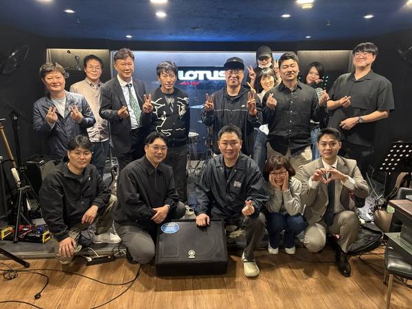 창원 직장인밴드 '로투스'가 단체사진을 찍고 있다. /주성희 기자