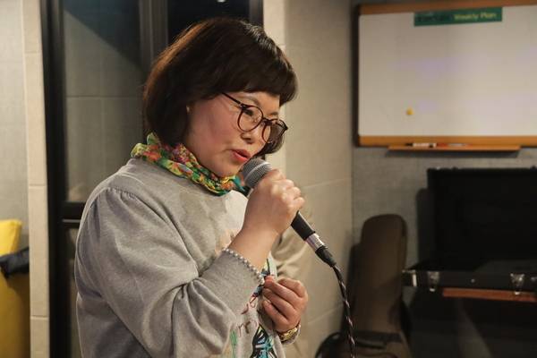 로투스 내 7080 노래팀에서 보컬을 맡은 백부영 씨가 노래하고 있다. /주성희 기자