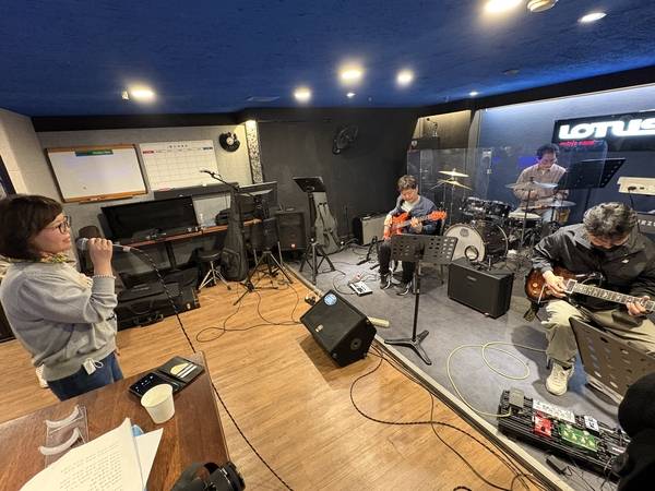 로투스 내에서 7080 노래를 담당하는 팀이 합주를 하고 있다. /주성희 기자