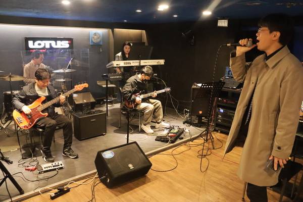 로투스 내에서 7080 노래를 담당하는 팀이 합주를 하고 있다. /주성희 기자