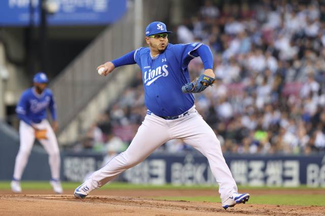 삼성 라이온즈의 아리엘 후라도가 28일 서울 잠실에서 열린 두산 베어스와의 경기에 선발 등판해 역투하고 있다. 삼성 제공