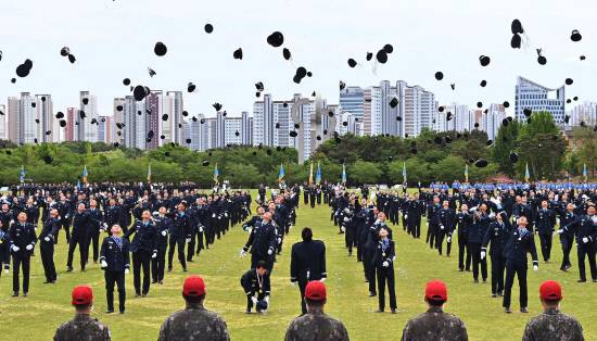 29일 공군교육사령부에서 제254기 부사관후보생 임관식이 열린가운데 하사관들이 모자를 하늘로 던지며 임관의 기쁨을 만끽하고 있다.