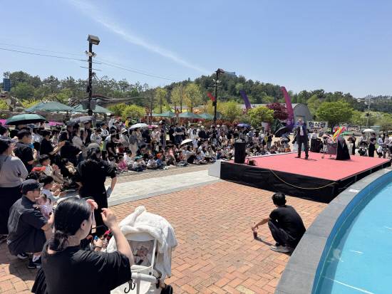 지난 25일 고성 당항포관광지 특별무대에서 '큰별쌤' 최태성 강사가 '당항포 대첩 특별 역사' 강의를 하고 있다.