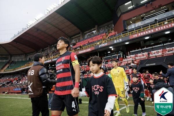 포항스틸러스가 5월 2일 울산 문수구장에서 울산현대와 K리그1 11라운드 원정경기를 벌인다. 사진은 포항 홈 경기에 출전하는 포항 선수들. 한국프로축구연맹 제공