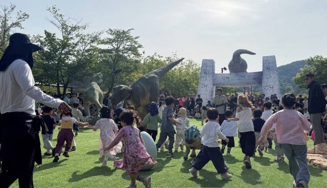 지난 18일 개막한 고서당항포관광지 봄 시즌 행사가 초반부터 흥행 몰이에 성공하며 명실상부 경남 대표 봄나들이 명소로 자리매김하고 있다. 고성문화관광재단 제공