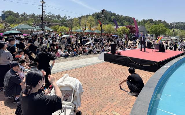 지난 18일 개막한 고서당항포관광지 봄 시즌 행사가 초반부터 흥행 몰이에 성공하며 명실상부 경남 대표 봄나들이 명소로 자리매김하고 있다. 고성문화관광재단 제공