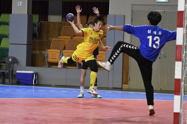 29일 개막한 대한핸드볼협회장배 전국초중고선수권대회 만덕중과 대명중의 경기에서 만덕중 김세윤이 슛을 시도하고 있다. 대한핸드볼협회 제공