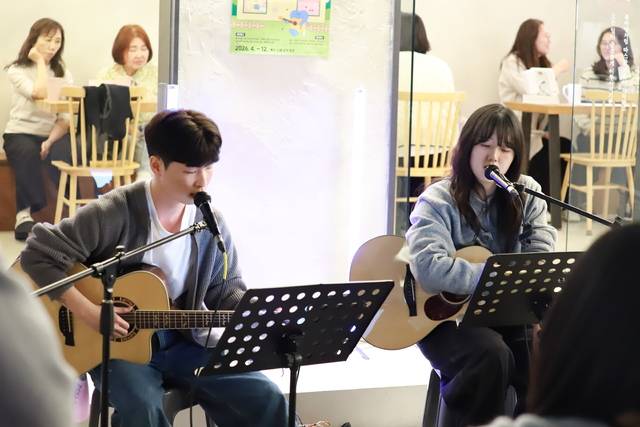 지난 4월24일대구 북구 고성동 카페 '봄스'에서 개최된 싱어송라이터 미선·이갱호의 인디 라이브 공연 장면. 행복북구문화재단 제공