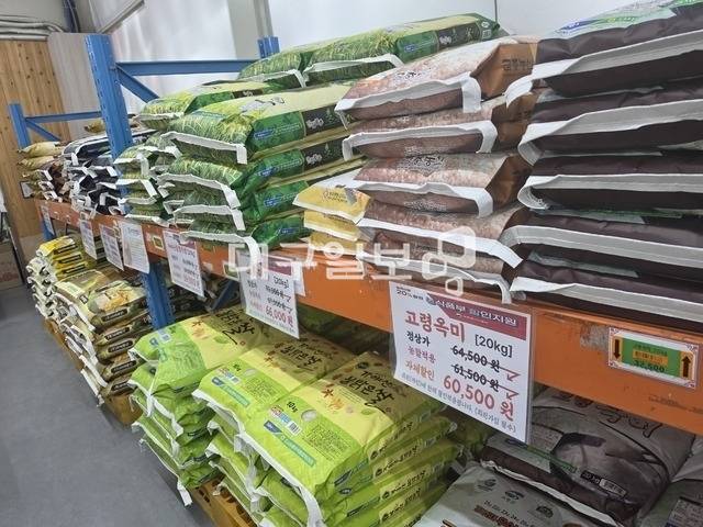 본격적인 모내기철을 앞두고 농업용 면세유 가격이 급등하면서 농가 부담이 커지고 있다. 여기에 쌀 값도 오름세를 이어가면서 소비자의 부담도 커지고 있다. 권영진 기자