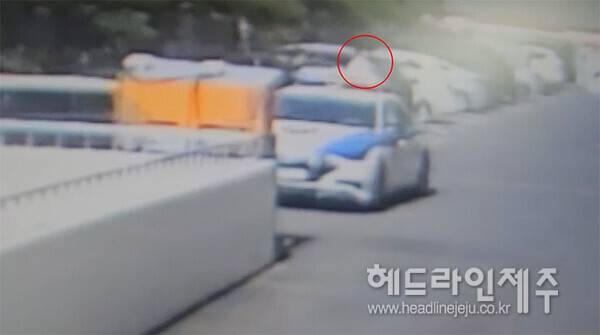 현지홍 전 의원 무면허운전 적발 당시 CCTV. (사진=헤드라인제주 독자 제공)