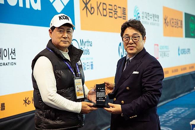 송진호(왼쪽) 전남도체육회장이 대한수영연맹으로부터 감사패를 수여받고 있다. 전남도체육회 제공