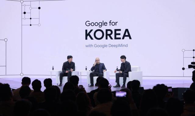 이세돌 9단(오른쪽부터)과 데미스 허사비스 구글 딥마인드 CEO, 조승연 작가가 29일 오전 서울 중구 웨스틴 조선호텔에서 열린 '구글 포 코리아 2026'에서 '알파고 10년, 모두를 위한 AI의 비전'을 주제로 대담하고 있다. 2026.04.29[사진=유대길 기자 dbeorlf123@ajunews.com]