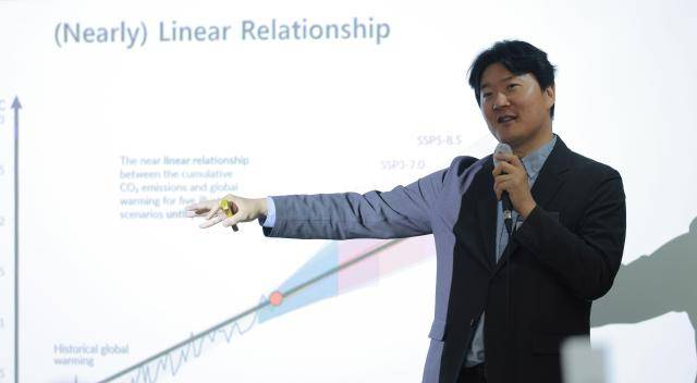 김형준 KAIST 문술미래전략대학원·AI 미래학과 석좌교수가 '기후위기와 에너지안보 그리고 대한민국'이라는 주제로 발표를 하고 있다. 2026.04.29 [사진=유대길 기자 dbeorlf123@ajunews.com]