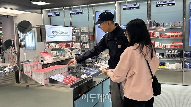 명동 내 올리브영 매장에서 외국인 관광객이 쇼핑하고 있다.(사진=연희진 기자)