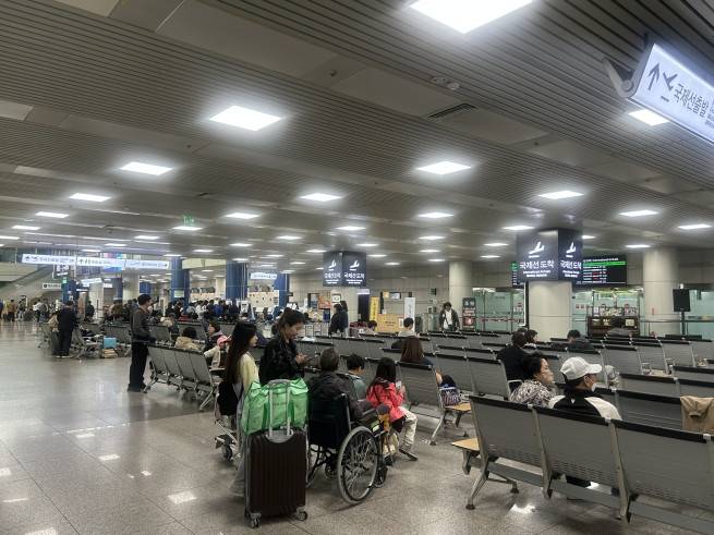 국제선 입국장 앞 전경. 평일 오전임에도 이용객들로 붐비고 있다.(천상우 1000tkddn@)