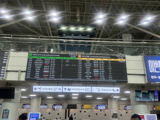 국제선 카운터 앞 전광판. 다양한 국제 노선이 표시돼 있다.(천상우 1000tkddn@)