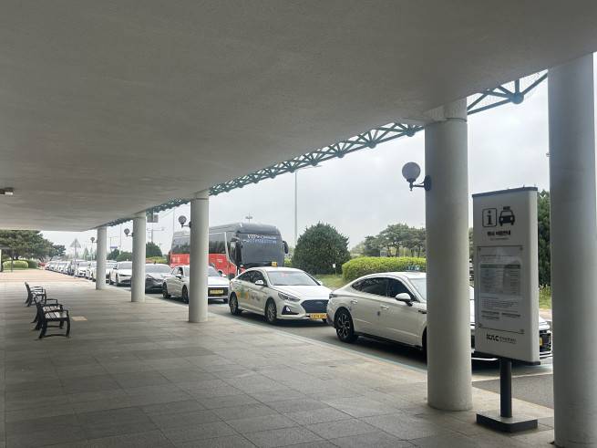 청주국제공항 앞 택시 승차장 전경. 승객을 태우려는 택시들이 줄지어 있다.(천상우 1000tkddn@)