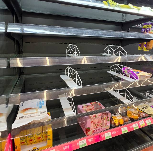 화물연대의 물류센터 봉쇄가 장기화되면서 BGF리테일이 운영하는 CU 편의점 공급망에 심각한 차질이 이어지고 있다. 사진은 경기도의 한 CU 편의점 매장의 신선식품 매대가 텅 비어 있는 모습.(독자 제공)