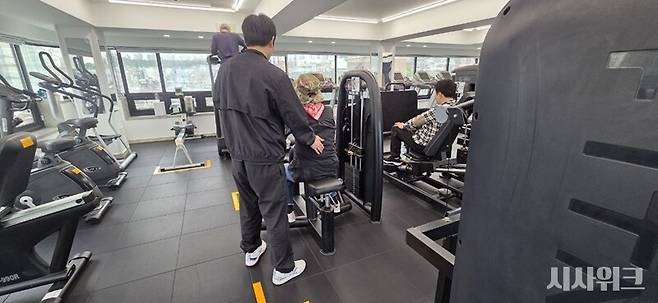 28일 서울 동작구 상도동에 위치한 동작장애인전용헬스장에서 홍성윤 체육지도사가 직접 지도하고 있는 모습이다. / 사진=이민지 기자