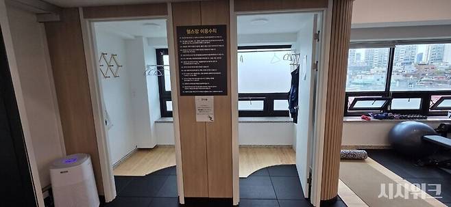 동작장애인전용헬스장 내부에 마련된 탈의실의 모습이다. 문턱을 없애 장애인들의 편의성을 높였다. / 사진=이민지 기자