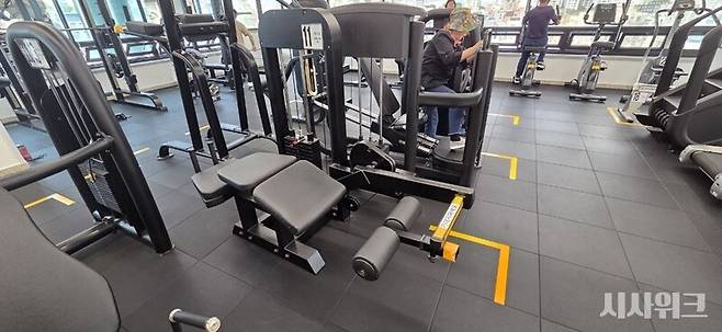 동작장애인전용헬스장 내부에 설치된 운동 기구들 하단에 노란색 테이프가 부착돼 있다. / 사진=이민지 기자