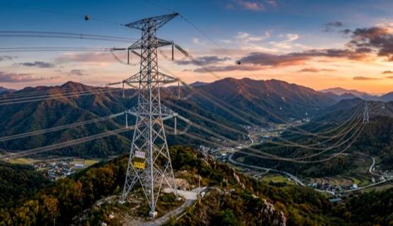 ▲재생에너지 100GW 시대에 맞춰 전력감독체계 개편의 필요성이 대두되고 있다(사진은 AI가 생성한 이미지).