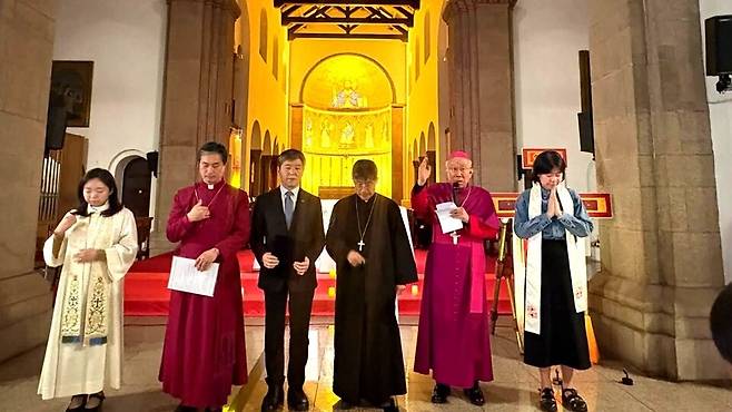 4월 24일 열린 평화를 위한 일치 기도회에서 가톨릭·개신교·정교회 성직자들이 공동 축도하고 있다. 사진 제공 한국기독교교회협의회