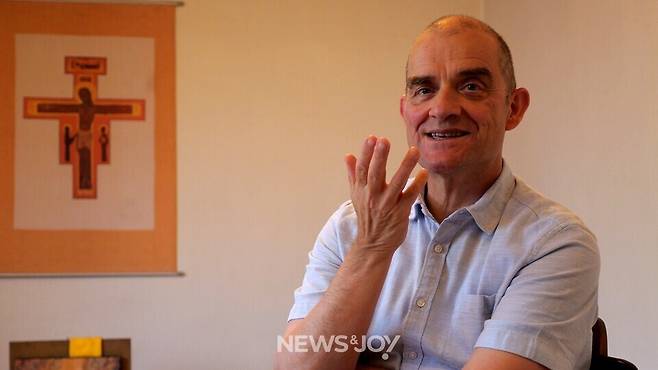 매튜 수사는 신앙의 언어로 전쟁을 정당화하는 것에 대해 "그것은 종교와 아무런 상관이 없다"며 단호하게 일축했다.&nbsp; 뉴스앤조이 나수진