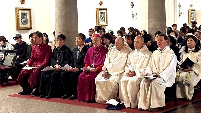 4월 24일, 매튜 수사와 다양한 교파의 성직자들이 함께 기도회에 참여하고 있는 모습. 사진 제공 한국기독교교회협의회
