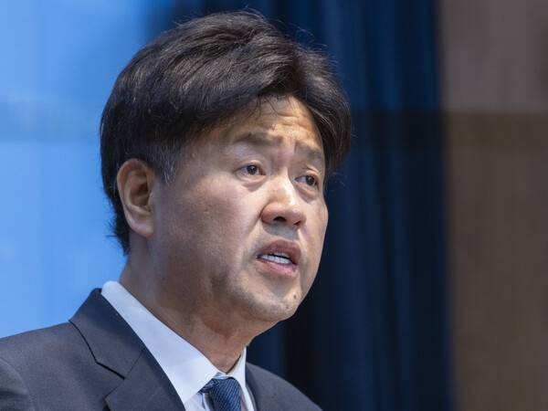 6ㆍ3 지방선거와 같이 치러질 국회의원 재ㆍ보궐 선거에 공천을 희망했다 좌절된 이재명 대통령 측근 김용 전 민주연구원 부원장이 28일 국회 소통관에서 기자회견을 하고 있다. 김 전 부위원장은 민주당의 공천 배제에 대해 "전략적 판단을 존중하고 백의종군하겠다"고 밝혔다. 2026.4.28. 연합뉴스