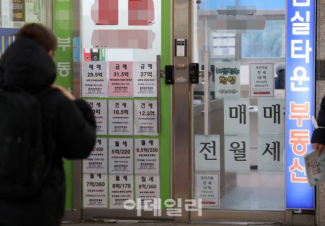 서울 송파구의 한 부동산업소에 전세 매매 등 안내문이 부착되어 있다. (사진=이데일리 김태형 기자)