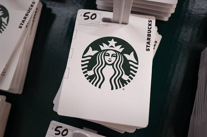 미 일리노이주 시카고 타겟 매장에서 판매 중인 스타벅스 기프트카드. (사진=AFP)