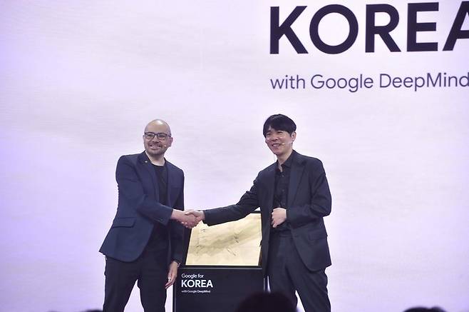 'Google for Korea 2026'에서 악수를 나누는 데미스 허사비스(왼쪽)와 이세돌.(사진 한국기원 제공)
