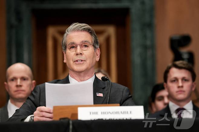 스콧 베선트 미 재무장관이 5일(현지시간) 미국 워싱턴 DC 의회 의사당에서 열린 상원 은행·주택·도시문제위원회의 금융안정감독위원회(FSOC) 연례 의회 보고서 관련 청문회에서 발언하고 있다. 2026.02.05. ⓒ 로이터=뉴스1