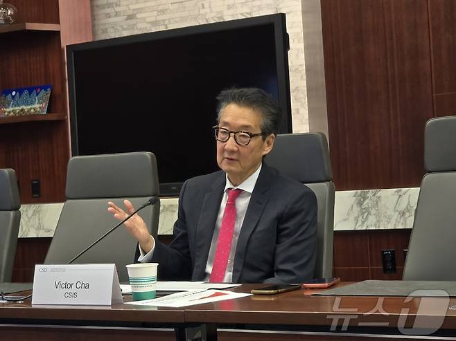 빅터 차 미국 전략국제문제연구소(CSIS) 부소장 겸 한국석좌가 28일(현지시간) 워싱턴DC에서 열린 한국 특파원들과 간담회에서 발언하고 있다. 빅터 차 석좌는 북한의 비핵화는 단시일 내 달성이 어려운 목표로, 미국이 북한과의 '차가운 평화'(cold peace) 전략을 검토해야 한다고 제안했다. 2026.04.28. ⓒ 뉴스1 류정민 특파원