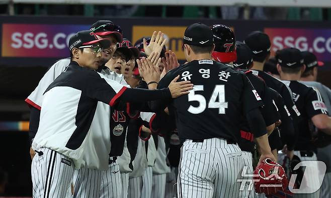 LG 트윈스 염경엽 감독(왼쪽)과 유영찬(오른쪽). 2024.5.28 ⓒ 뉴스1 김성진 기자