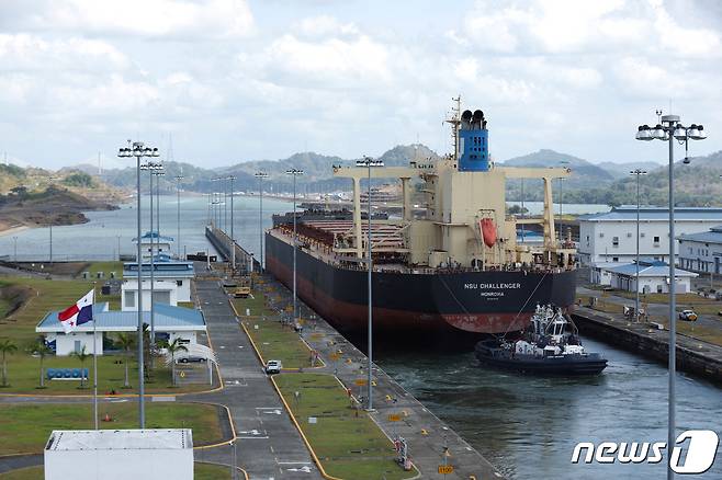 지난 4월 파나마 파나마시티 외곽에 위치한 파나마 운하를 화물선 1대가 통과하는 모습. 2023.4.19. ⓒ 로이터=뉴스1