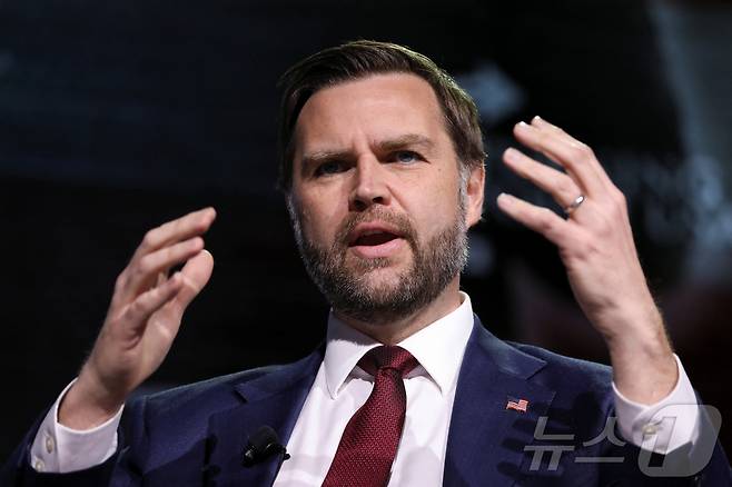 14일(현지시간) JD 밴스 미국 부통령이 조지아주 애선스 조지아 대학교에서 열린 미국 보수 정치단체 '터닝포인트 USA' 행사에 참석해 발언하고 있다. 2026.04.14 ⓒ 로이터=뉴스1