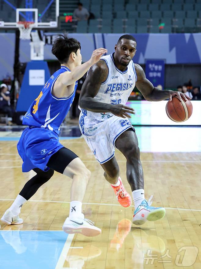 22일 오후 서울 송파구 잠실 잠실실내체육관에서 열린 2025-2026 LG전자 프로농구 정규리그 서울 삼성 썬더스와 대구 한국가스공사의 경기, 1쿼터 한국가스공사 라건아가 골밑으로 돌파하고 있다. 2026.1.22 ⓒ 뉴스1 김진환 기자