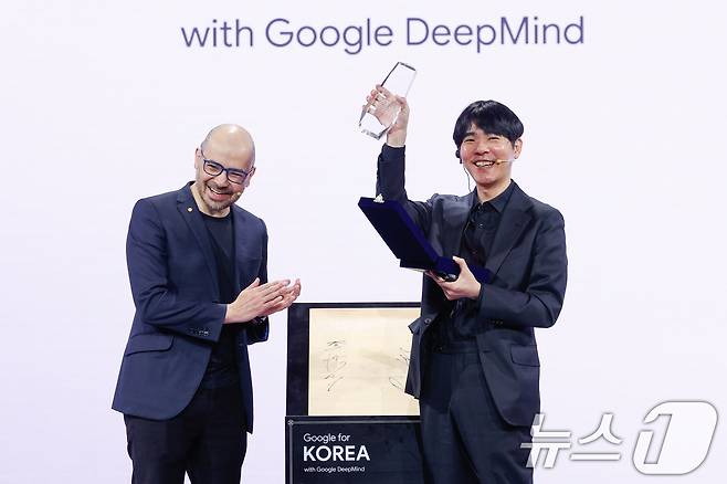 이세돌 사범이 29일 서울 중구 웨스틴조선호텔에서 열린 구글 포 코리아 2026 행사에 참석해 데미스 하사비스 구글 딥마인드 공동 창업자 및 CEO로부터 받은 감사패를 들어보이고 있다. 2026.4.29 ⓒ 뉴스1 안은나 기자