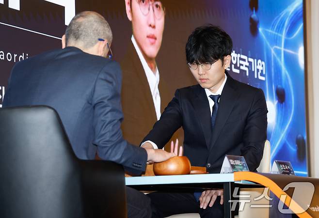 데미스 하사비스 구글 딥마인드 공동 창업자 및 CEO와 신진서 9단이 29일 서울 중구 웨스틴조선호텔에서 '알파고 10년 : 위대한 동행' 행사에 참석해 친선대국을 펼치고 있다. 2026.4.29 ⓒ 뉴스1 안은나 기자