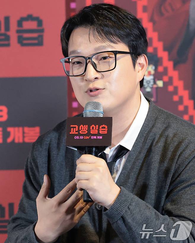 김민하 감독이 29일 서울 용산구 CGV용산아이파크몰에서 열린 영화 '교생실습' 언론시사회에 참석해 취재진 질문에 답하고 있다. '교생실습'은 수능 귀신에 맞서 죽음의 모의고사를 치르게 된 열혈 MZ 교생 은경(한선화 분)과 흑마술 동아리 소녀들의 하이스쿨 '호러블리(호러+러블리)' 코미디 영화다. 2026.4.29 ⓒ 뉴스1 권현진 기자