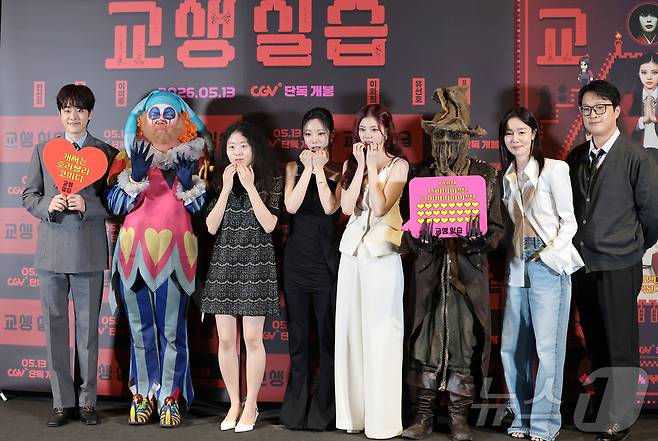 배우 유선호(왼쪽부터)와 이화원, 이여름, 홍예지, 한선화, 김민하 감독이 29일 서울 용산구 CGV용산아이파크몰에서 열린 영화 '교생실습'언론시사회에 참석해 포즈를 취하고 있다. '교생실습'은 수능 귀신에 맞서 죽음의 모의고사를 치르게 된 열혈 MZ 교생 은경(한선화 분)과 흑마술 동아리 소녀들의 하이스쿨 '호러블리(호러+러블리)' 코미디 영화다. 2026.4.29 ⓒ 뉴스1 권현진 기자
