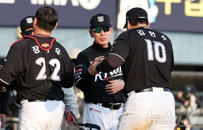 오른쪽부터 KT 위즈의 김현수, 이강철 감독, 장성우. 2026.3.28 ⓒ 뉴스1 김진환 기자