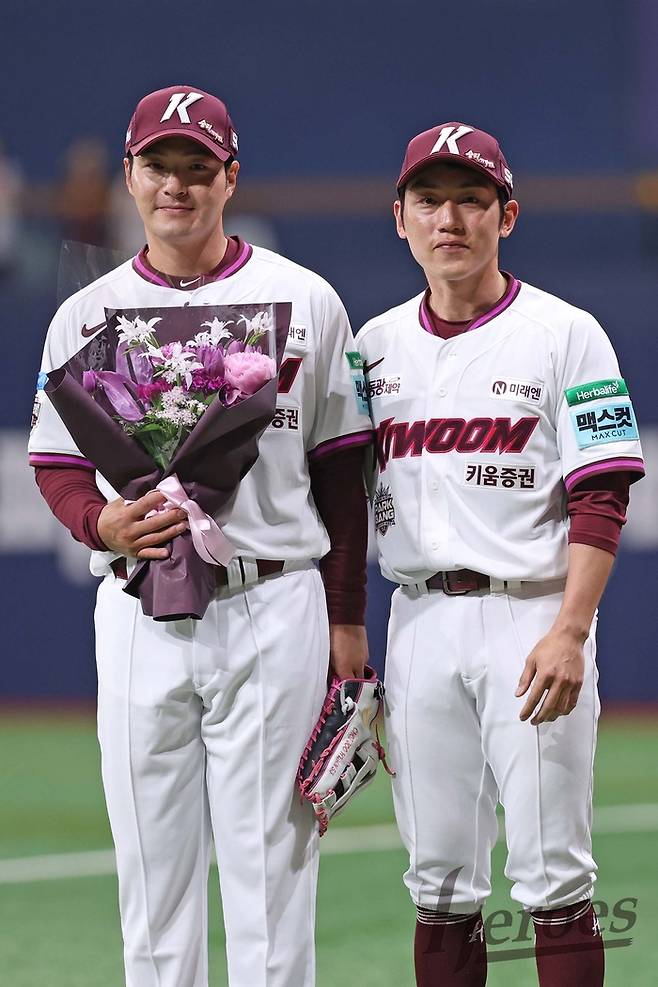 키움 박병호 코치(왼쪽)와 서건창이 26일 서울 고척스카이돔에서 열린 박 코치의 선수 은퇴식에서 기념 촬영을 하고 있다. 사진 | 키움 히어로즈
