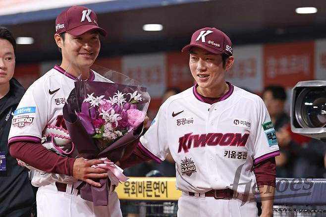 키움 박병호 코치(왼쪽)와 서건창이 26일 서울 고척스카이돔에서 열린 박 코치의 선수 은퇴식에서 꽃다발을 들고 기념촬영을 하고 있다. 사진 | 키움 히어로즈