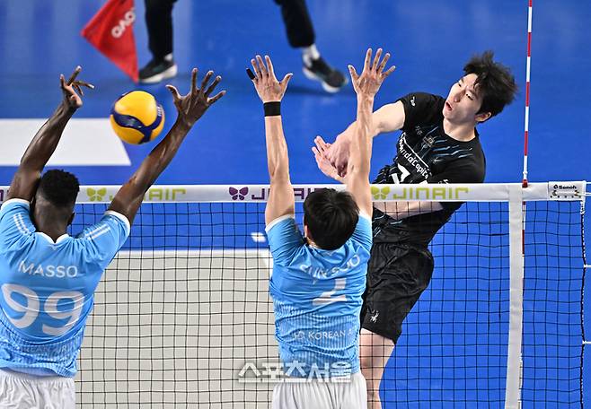 현대캐피탈 허수봉(오른쪽)이 8일 천안 유관순체육관에서 열린 2025-2026 V리그 남자부 대한항공과의 챔피언결정전 3차전에서 힘차게 스파이크 공격을 하고 있다. 2026. 4. 8.